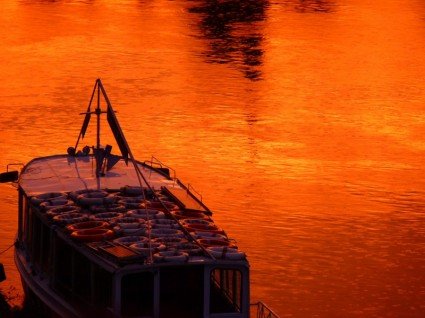 boot-water-sunset-red-orange-207855.jpg