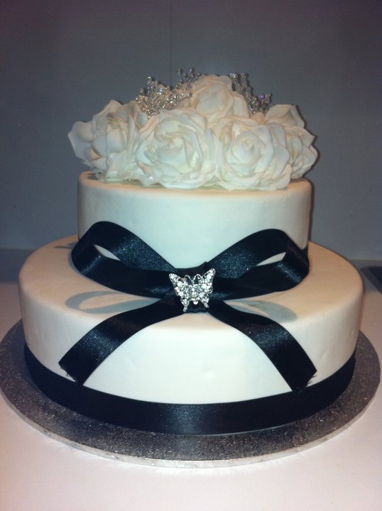 wedding-cake-white-roses.jpg
