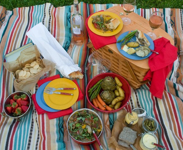 elegant-early-summer-picnic.jpg