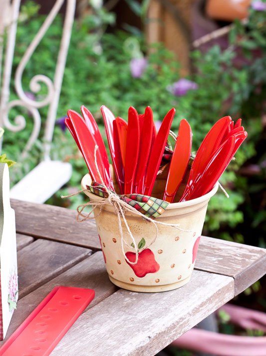 diy-kitchen-storage-ideas-cutlery-utensils-flower-pot-garden-party-plastic-knives.jpg