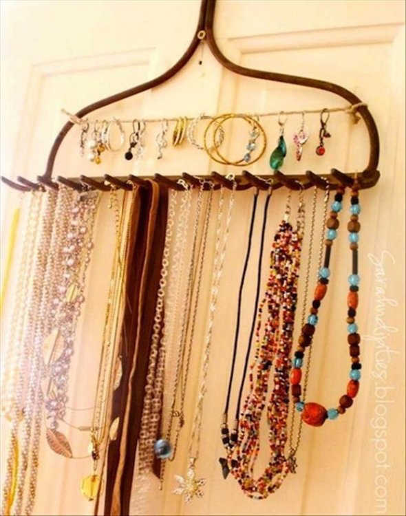 reuse-old-rake-for-necklace-hanger.jpg