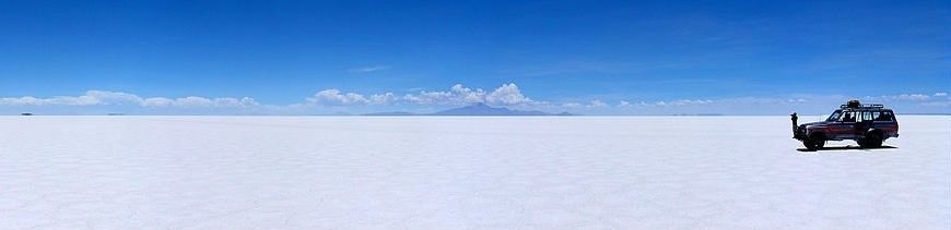 2500px-Salar_de_Uyuni_D%C3%A9cembre_2007_-_Centre_de_Nulle_Part_11.jpg