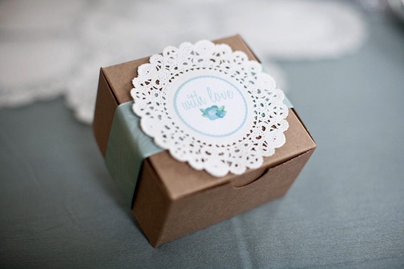 kraft-paper-bakery-box-wedding-favors-cookies-doily-tags.jpg